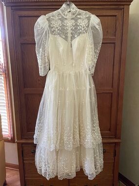1990 Vintage Ivory Lace Tea-Length Dress
